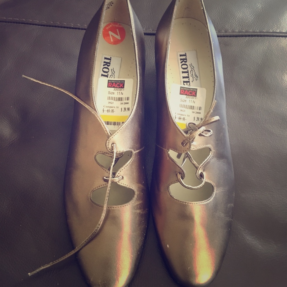 TROTTERS ROXY SHOES 11 N